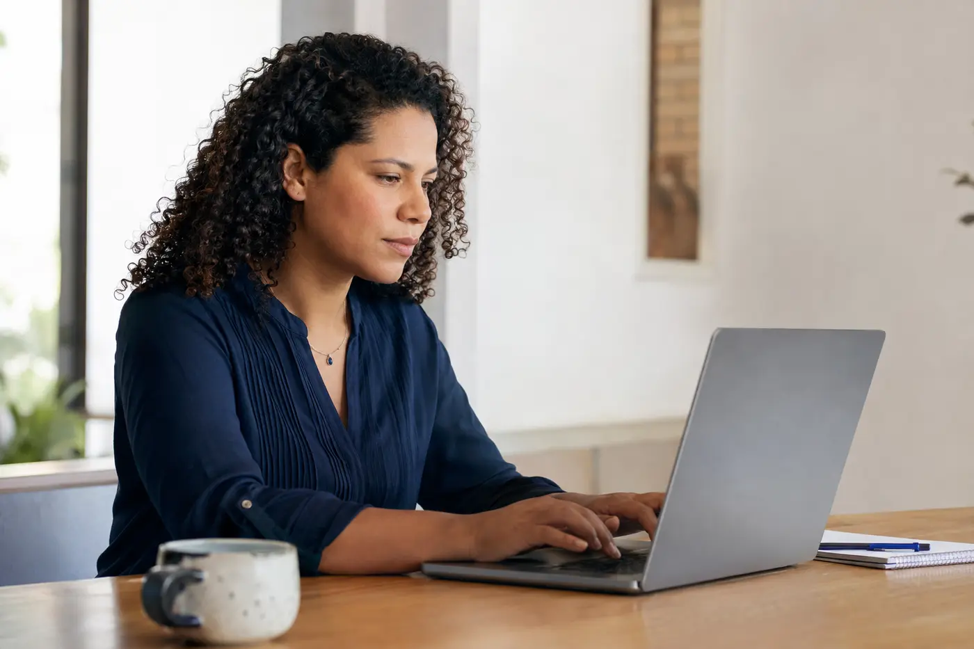 Profissional participando de um curso online em um notebook